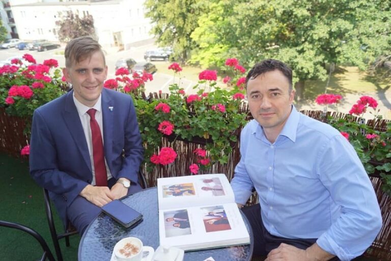 Dedykacje składają mu osobowości z całego kraju! Wyjątkowa pasja mieszkańca Szamotuł