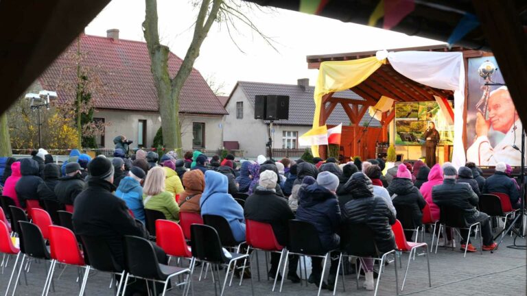 Papież pamiętany w Ciszkowie koło Czarnkowa – muzyczny wieczór mimo wiatru i chłodu