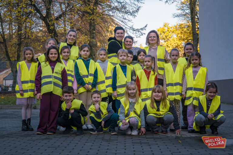 Młodzi mieszkańcy Czarnkowa promują bezpieczeństwo na drogach – Odblaskowa Szkoła 2025