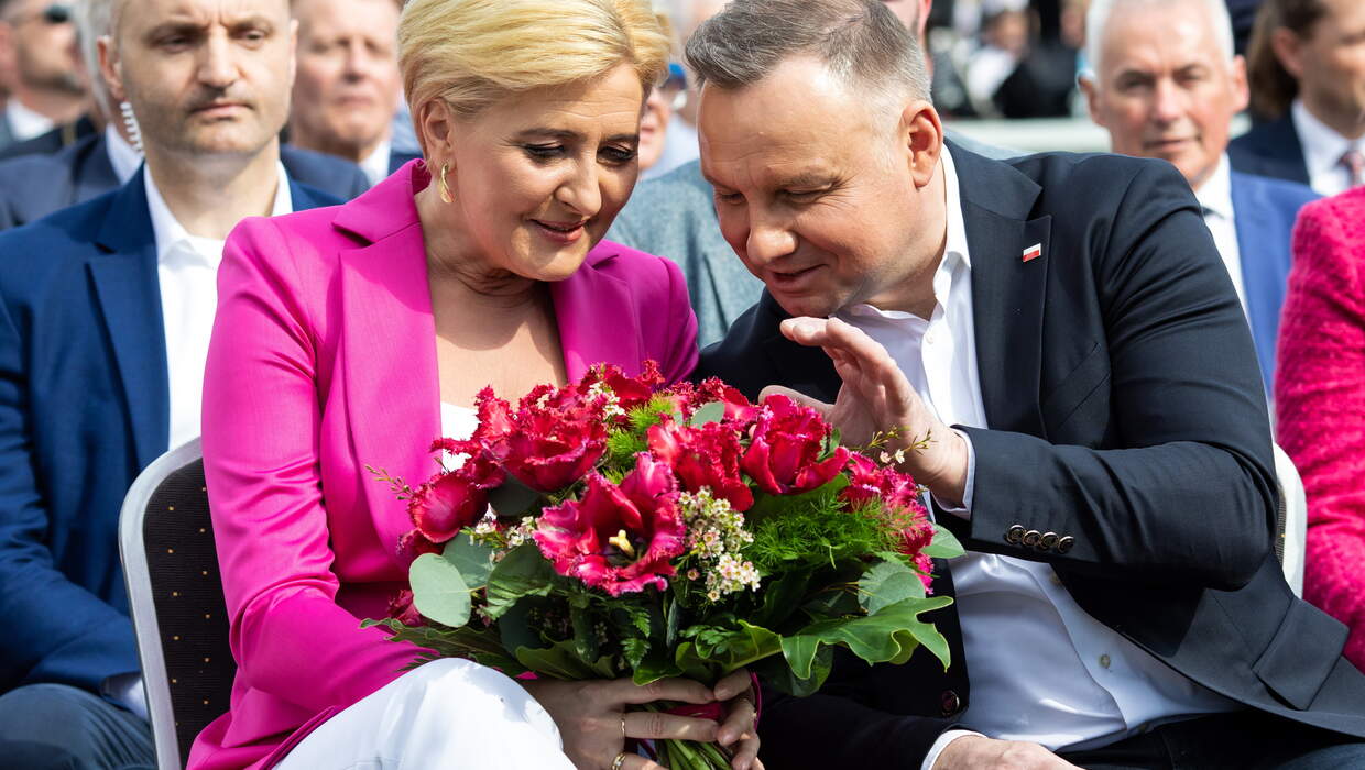 Chrzypsko Wielkie, 01.05.2022. Prezydent Andrzej Duda (P) wraz z ma³¿onk¹ Agat¹ Kornhauser-Dud¹ (L) podczas ceremonii chrztu nowej odmiany tulipana pn. Agata Kornhauser-Duda w ramach XII Miêdzynarodowych Targów Tulipanów w miejscowoci Chrzypsko Wielkie, 1 bm. Kwiat do³¹czy³ do odmian: "Anny Komorowskiej", "Marii Kaczyñskiej" i "Jolanty Kwaniewskiej", które w poprzednich latach uhonorowa³y inne polskie pierwsze damy. (amb) PAP/Marek Zakrzewski