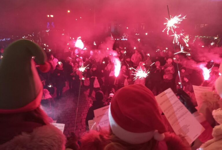 „Obrzycki rynek zapłonął tysiącem uśmiechów” – relacja z Jarmarku Bożonarodzeniowego i V edycji Konwoju Świętego Mikołaja