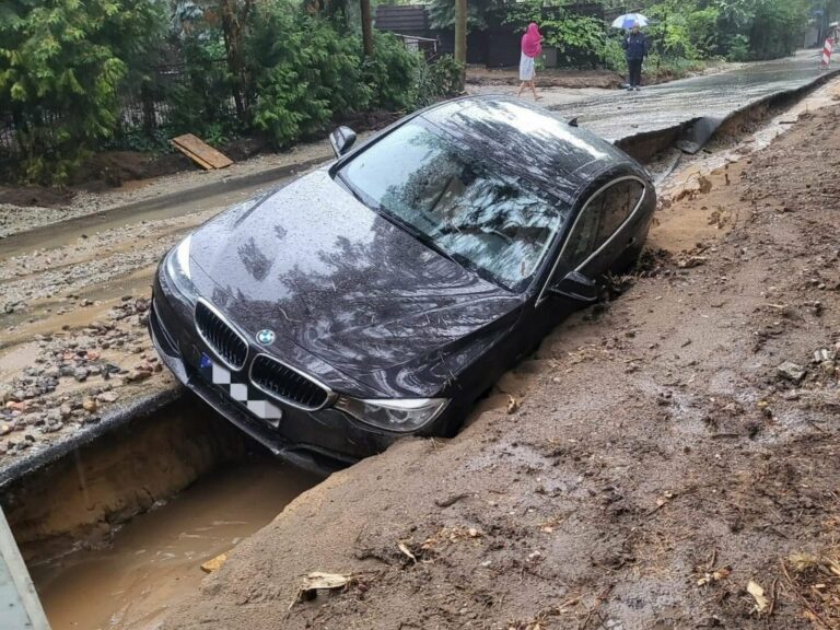 W miejscowości Dominice woda podmyła drogę, przez co auto wpadło w wyrwę<br>
<i>Fot. OSP Włoszakowice</i>