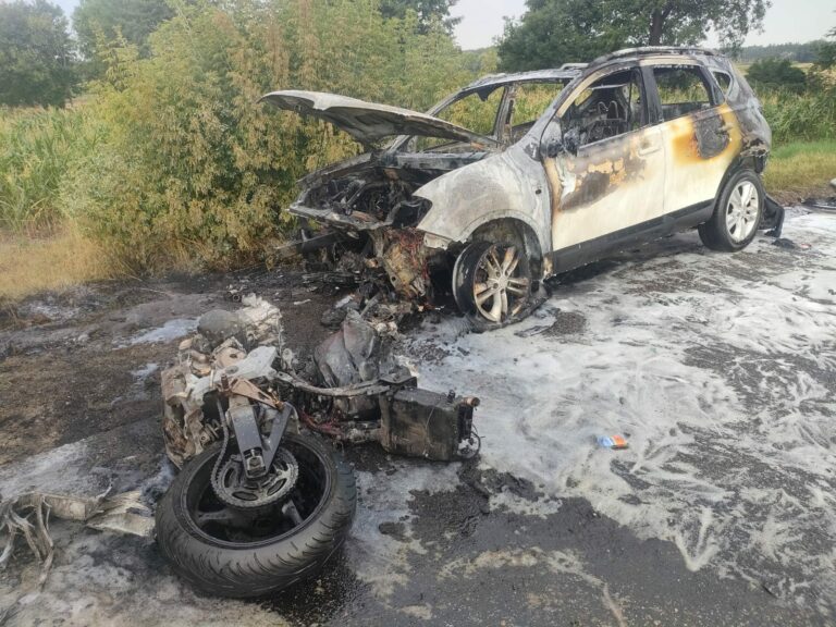 Do jednego z tragicznych wypadków doszło w miejscowości Kokczyn (gm. Strzałkowo). W wyniku wypadku zginął 19-letni motocyklista. Pojazd spłonął doszczętnie<br>
<i>Fot: OSP Strzałkowo</i>